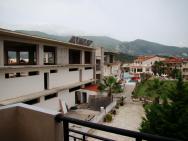 výhled na staveniště spolu s hlavní budovou hotelu Letsos
