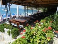 Pohled z restaurace hotel Savojo, moře přímo pod nohama :-)