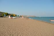 Pláž ve Faliraki,25 minut chůze od Elpidy.