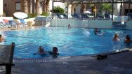 Druhý bazén u baru také s dětskou částí, nad ním je ještě jeden pouze pro plavce.