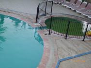 krásná zeleno modrá voda v bazénu