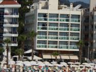 hotel i s pláží , výhled z lodi