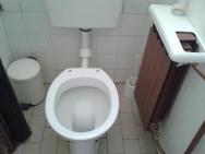 společné WC na recepci pro muže a ženy. Bez možnosti uzamčení- manželka musela dveře zapírat nohou.- katastrofa !!!
