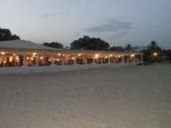 Pohled z pláže na večerní restauraci