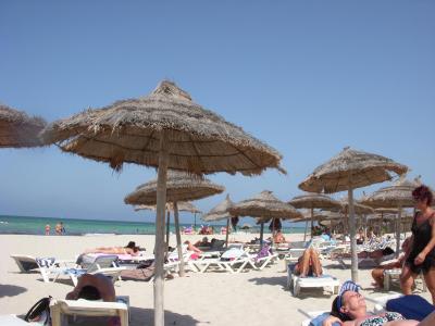 Hezký hotel se super bazénem, pláží a lidmi.