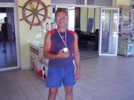 pan Yiannis s medailí za vzorné služby :-D