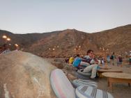 večerní posezení v beduínské vesnici