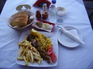 oběd v Ammoudaře - souvlaki (moc dobré)