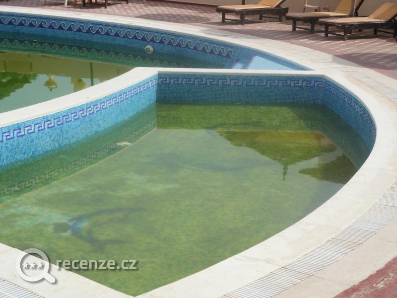 zelená voda v bazenu,majitelům prý nestálo za to bazen vyčistit