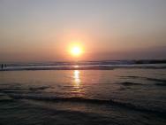 Nádherný západ slunce do Indického oceánu na Bali 
