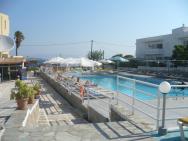 Hotelový bazén, v pozadí moře.