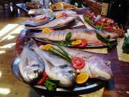 V restauracích velký výběr mořských ryb a mořských plodů opět výborné ceny.