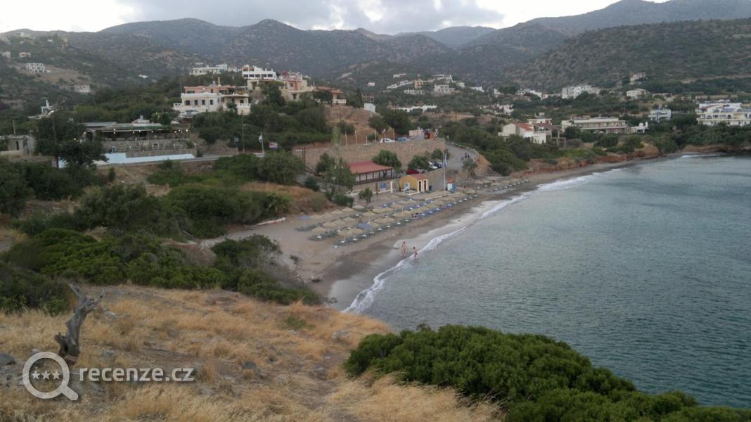 Pohled na pláž z vedlejšího kopce(je vidět i hotel)