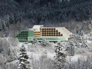 Pohled na hotel z lyžařského areálu