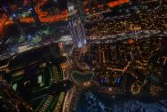 Pohled z Burj Khalify na Dubai Mall a hotel Down town.
