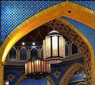 Íránský pavilon v Ibn Battuta Mallu. Ibn Battuta byl arabský cestovatel, který navštívil nespočet zemí. V Battuta Mallu jsou části upravené duchu navštívených zemí, Čína, Indie, Írán, Egypt.