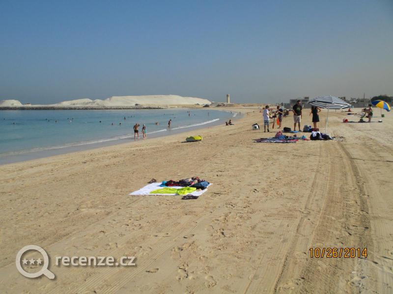 Pláž u hotelu Al Arab - v dálce nově připravovaná pláž
