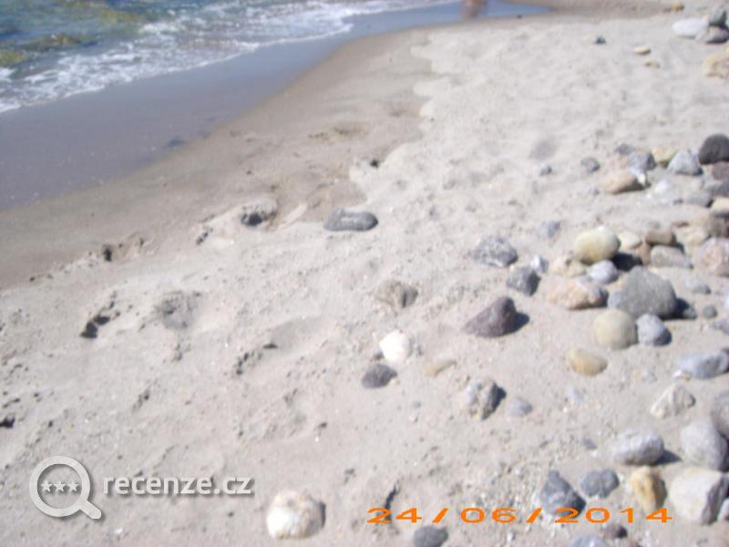 Kde je ta písečná pláž s lehátky??? :-) Upozorňuji, že ve vodě jsou opravdu ostré velké kameny! Ani v botech se tam nedalo vlézt!