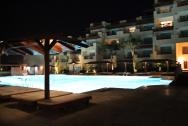 noční pohled na bazén a hotel