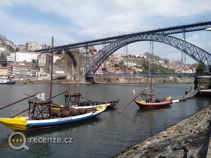 most přes řeku Douro v centru Porta