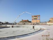 Stavba nového bazénu a chodníků....stavba hotelu za bazénem....prostě nádhera:(