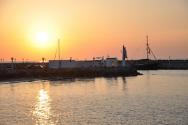 západ slunce u malého přístavu