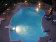 pohled na noční bazén