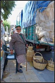 ...trhovkyně, prodejce košíků v Ierapetře :)...