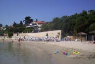 vzdálenější písčitá pláž od hotelu Planos, slunečníky zdarma :-) 