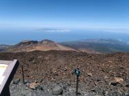 Pohled na vedlejší kráter El Teide (3555m) V dálce ostrovy La Palma a Gomera