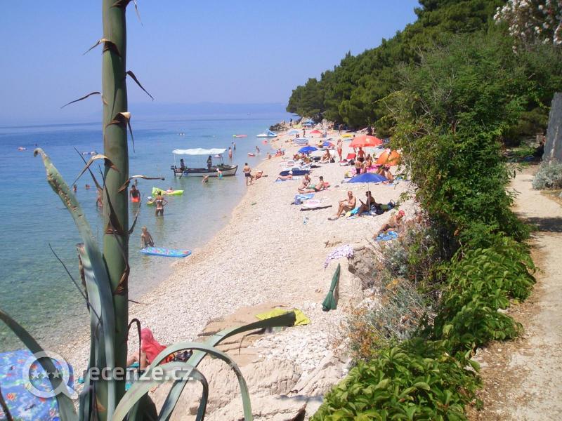 Pohled na pláž z opuštěného hotelu Jadran