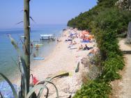 Pohled na pláž z opuštěného hotelu Jadran