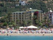 pohled na hotel z moře,pod velkými slunečníky plážový bar