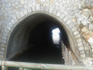 Tunel ve skále vedoucí k otevřenému moři.