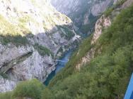 Cesta tam, Černá Hora, pohled z hráze přehrady do kaňonu řeky Piva.