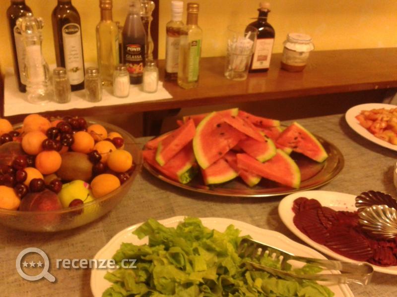 ovoce a salátový bufet