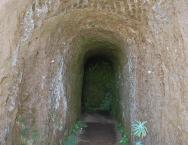 jeden ze skalních tunelů