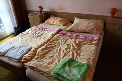 S pláčem a křikem úprkem