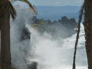 Vlny na pláži Playa de la Arena