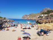 Písečná pláž v zátoce Cala Molins pod hotelem Grupotel Molins