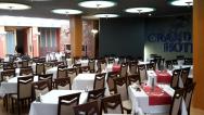 prázdná restaurace v hotelu hrůzy Grandu s připravenými třemi stoly na večeři pro  chudáky,kteří jim naletěli
