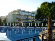 Pohled od bazénu na hotel RODOPI