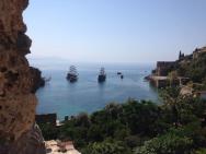 Pohled z hradeb směrem do zálivu s výletními pirátskými loděmi