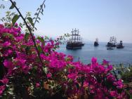 Pohled z hradeb směrem do zálivu s výletními pirátskými loděmi