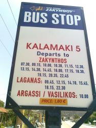 Autobusová zastávka poblíž hotelu.