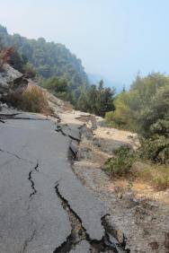cesta na Egremni po zemětřesení