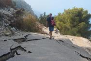 cesta na Egremni po zemětřesení