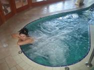 Vířivka jako součást vnitřního teplého (34°C) bazénu
