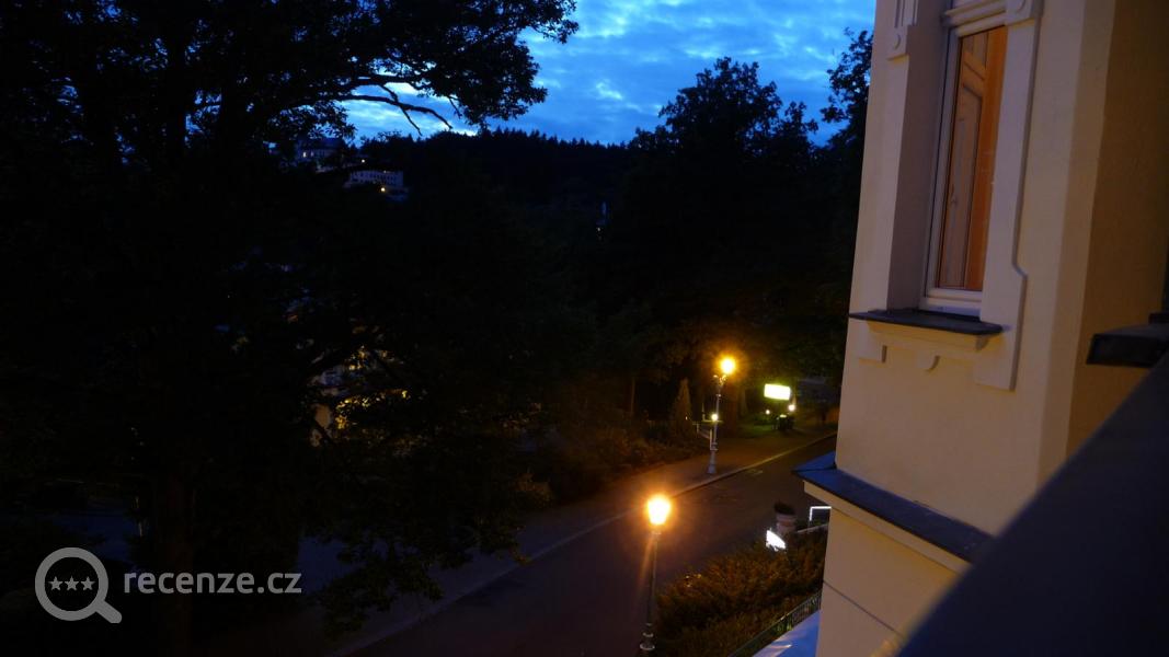 noční pohled z balkonu do ulice