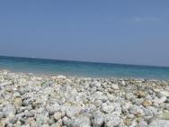 pláž Lido Alex  - písečná, u břehu cca 2m pruh s oblázky